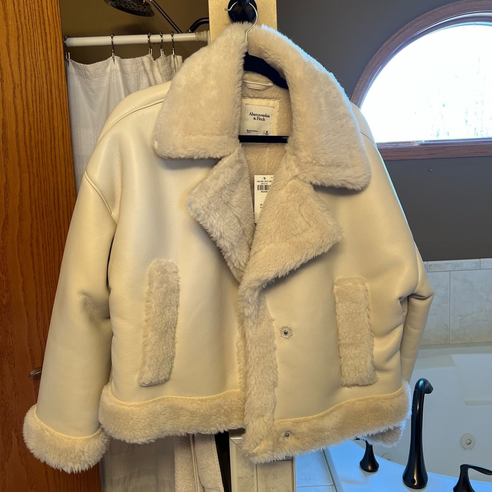 Abercrombie Oversized Short Sherpa Lined Vegan Leather Jacket in Women's Size M